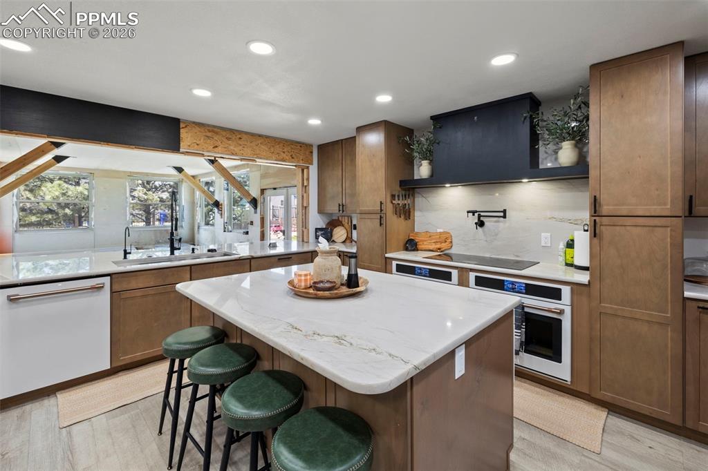 Image 15 of 50: Kitchen