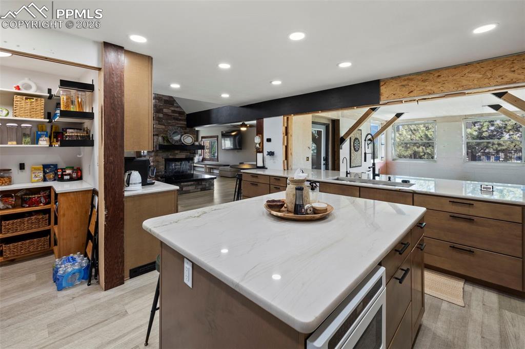 Image 16 of 50: Kitchen