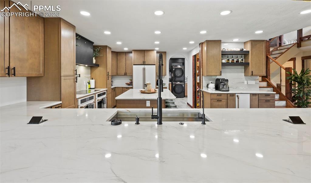 Image 17 of 50: Kitchen