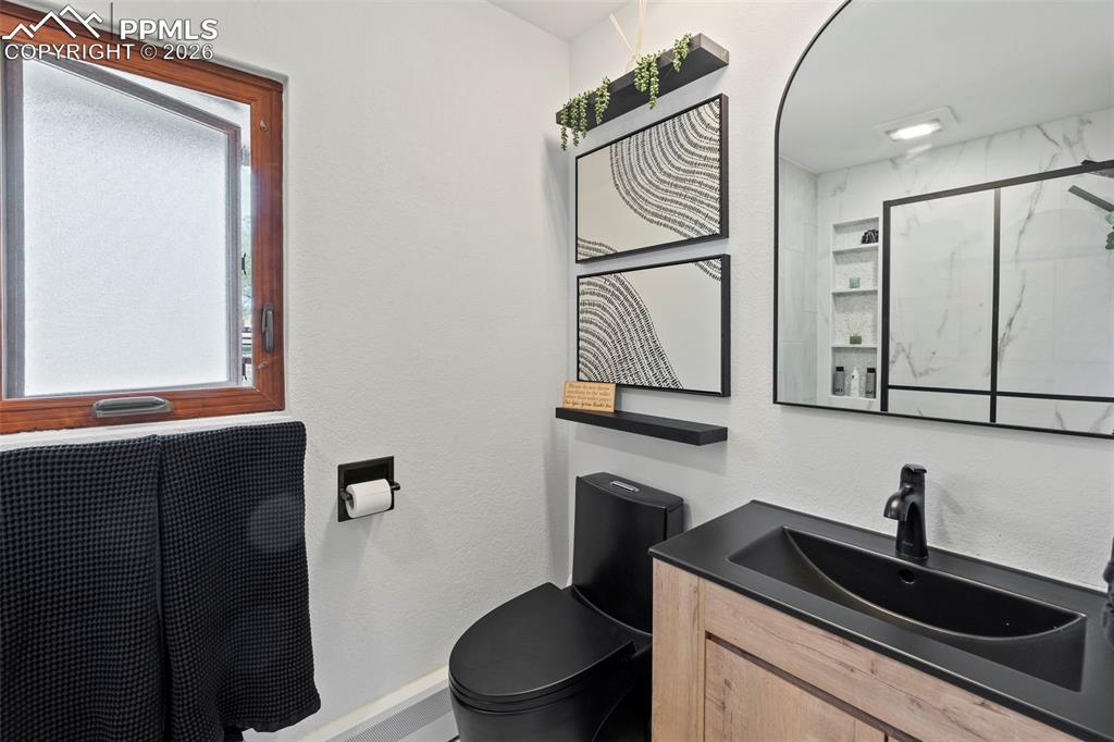 Image 20 of 50: Bathroom