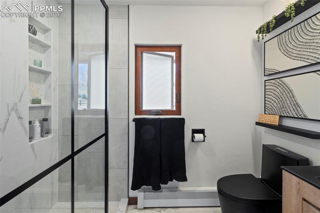 Image 21 of 50: Bathroom