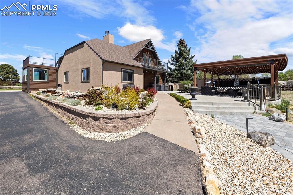 Image 3 of 50: Side of Structure