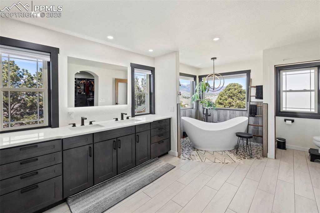 Image 32 of 50: Bathroom