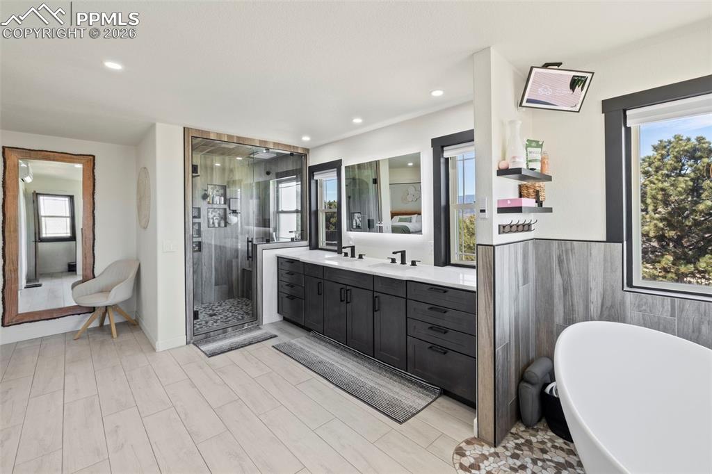 Image 33 of 50: Bathroom