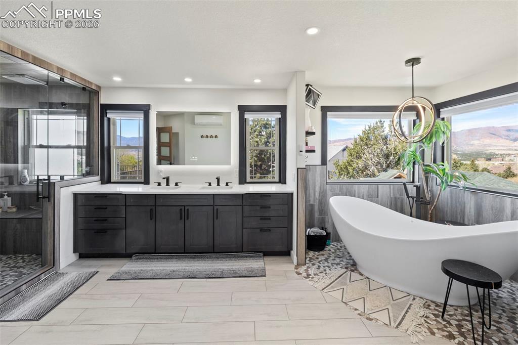 Image 34 of 50: Bathroom