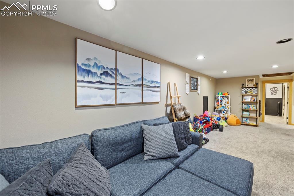 Image 35 of 50: Living Room