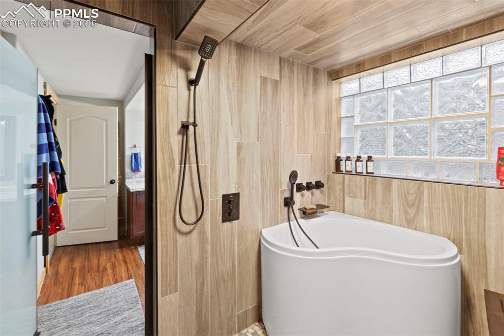 Image 39 of 50: Bathroom