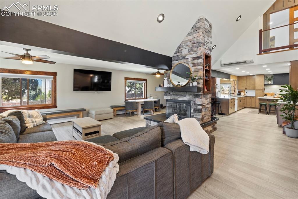 Image 4 of 50: Living Room