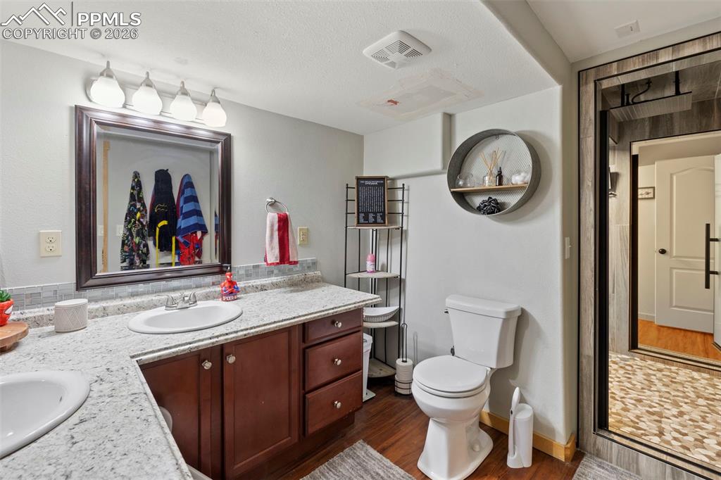 Image 40 of 50: Bathroom