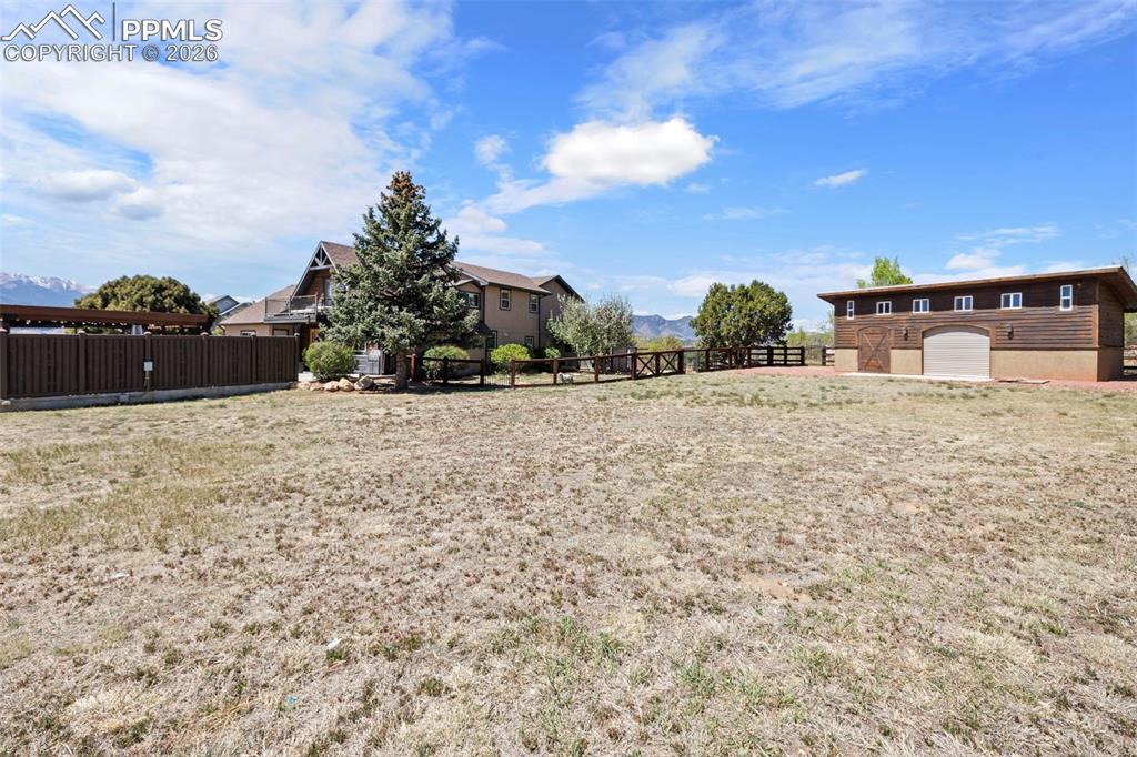 Image 47 of 50: Yard