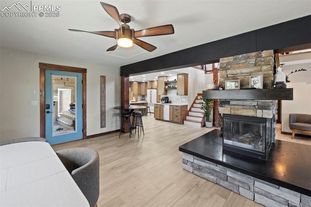 Image 7 of 50: Living Room