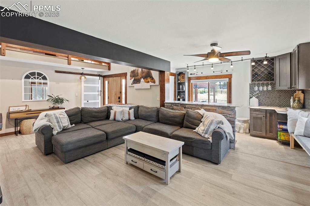 Image 8 of 50: Living Room