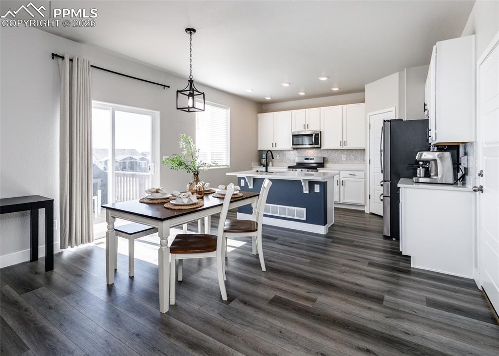 Image 10 of 50: Dining Area