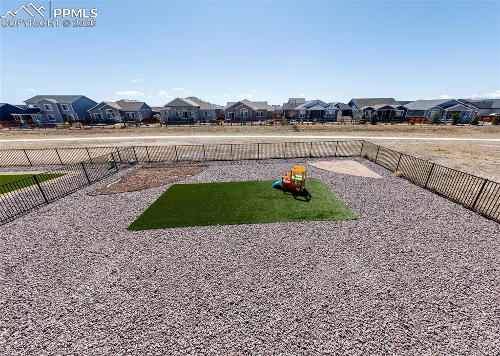 Image 24 of 50: Yard