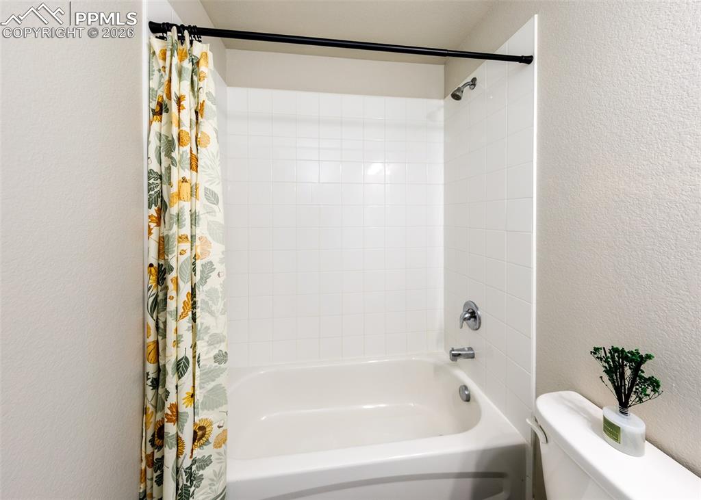 Image 29 of 50: Bathroom