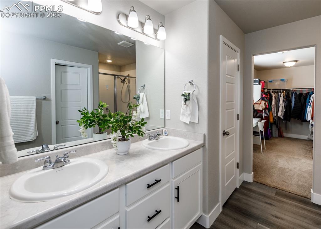 Image 34 of 50: Bathroom