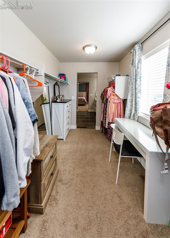 Image 36 of 50: Closet