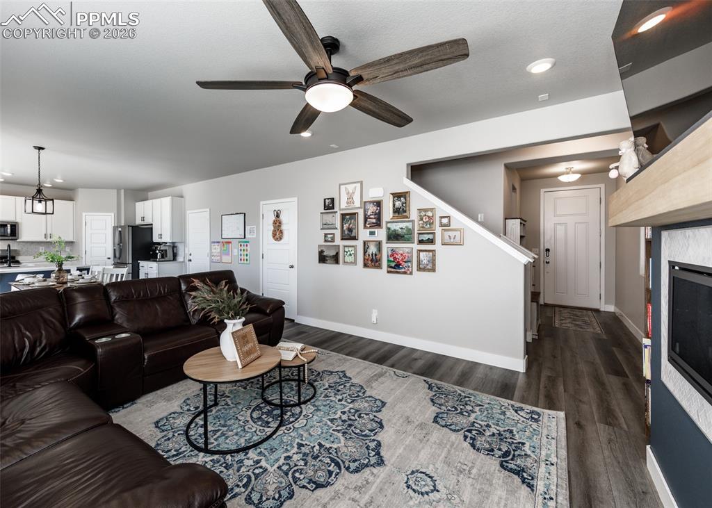 Image 6 of 50: Living Room