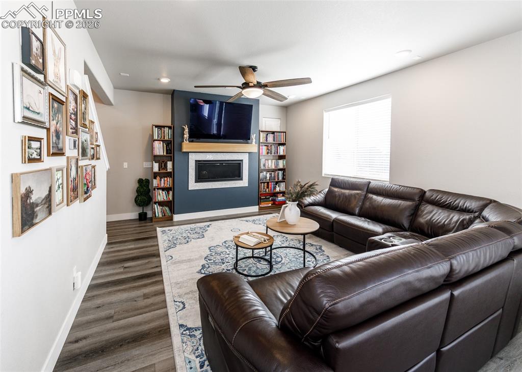 Image 7 of 50: Living Room