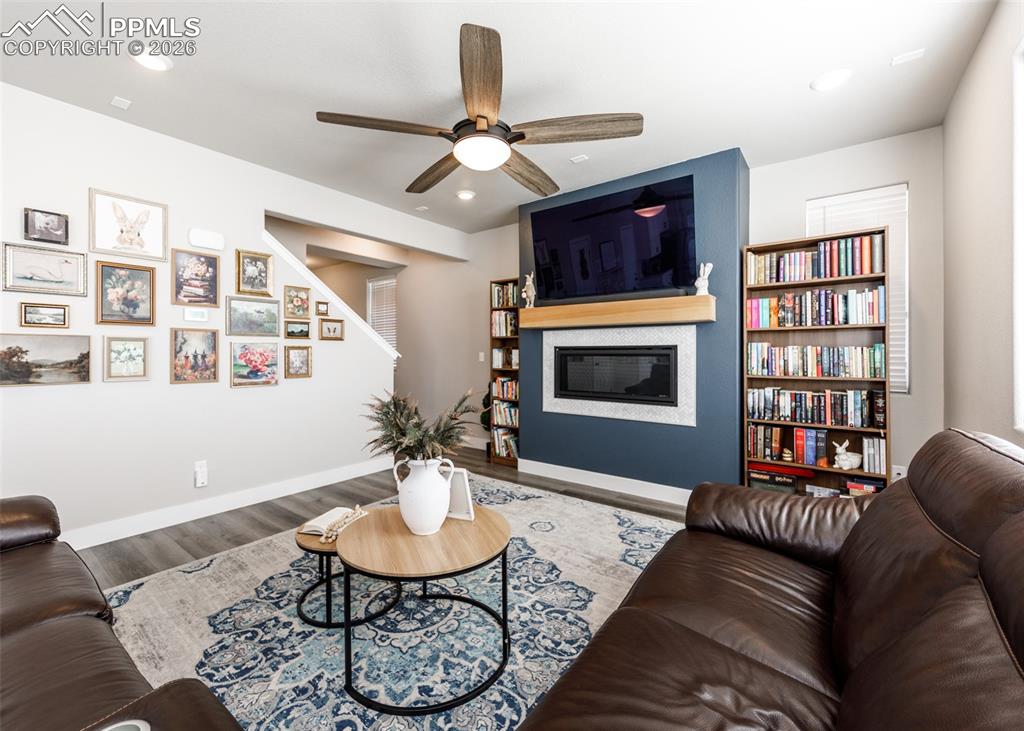 Image 8 of 50: Living Room