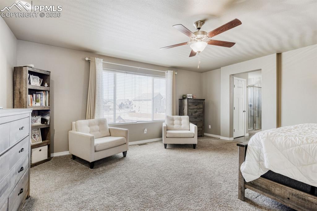 Image 18 of 29: Bedroom