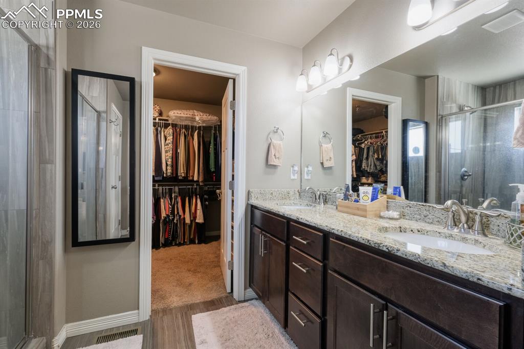 Image 21 of 29: Bathroom