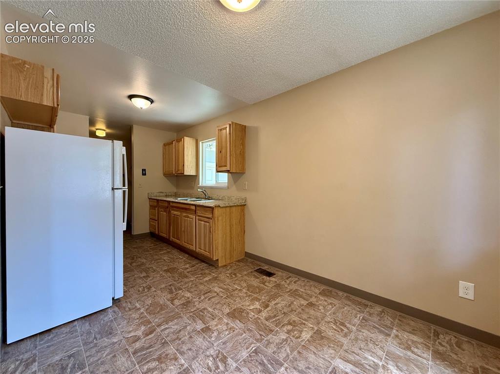 Image 10 of 20: Kitchen