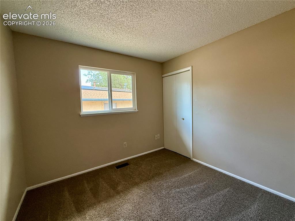 Image 14 of 20: Bedroom