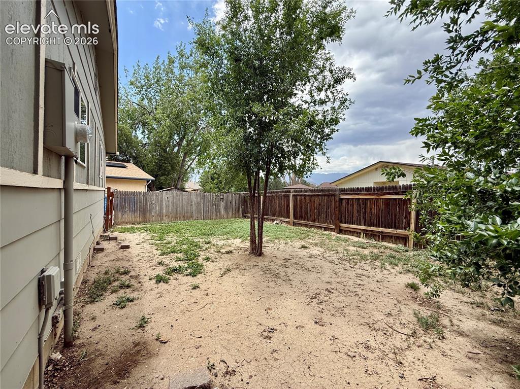 Image 17 of 20: Yard