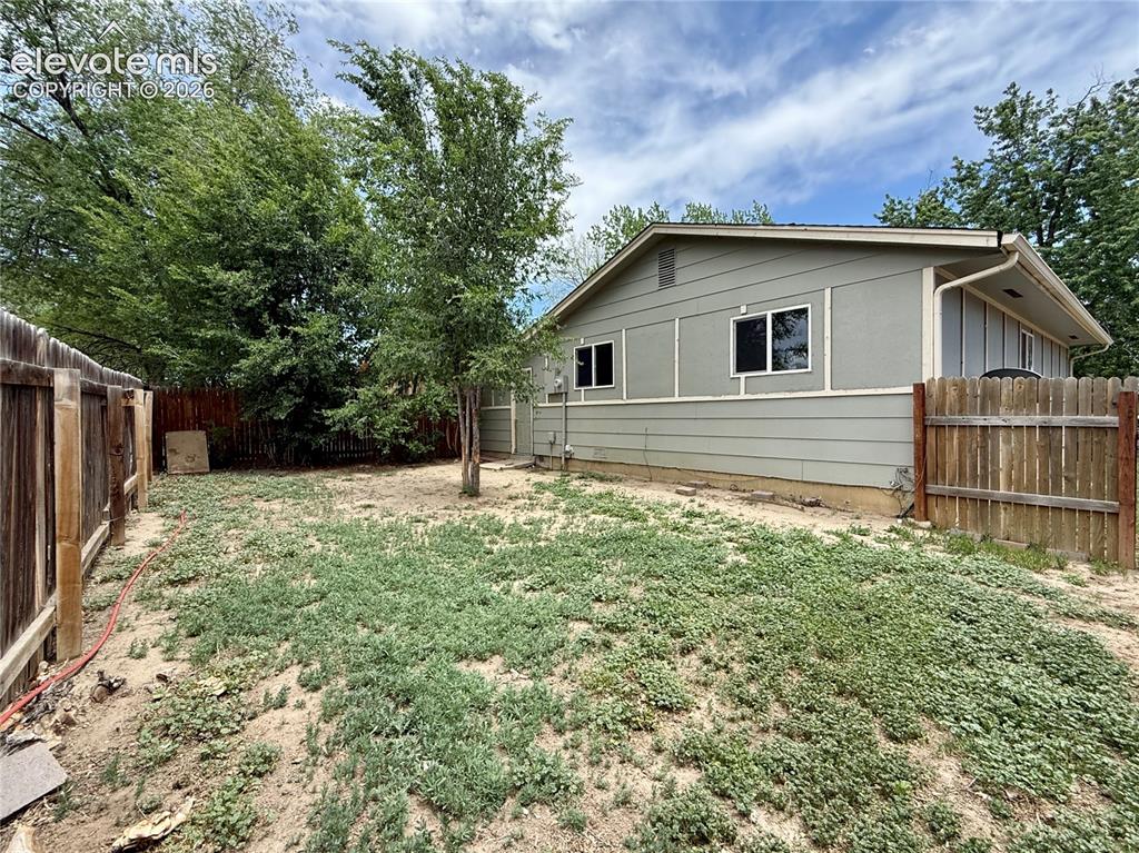 Image 18 of 20: Yard