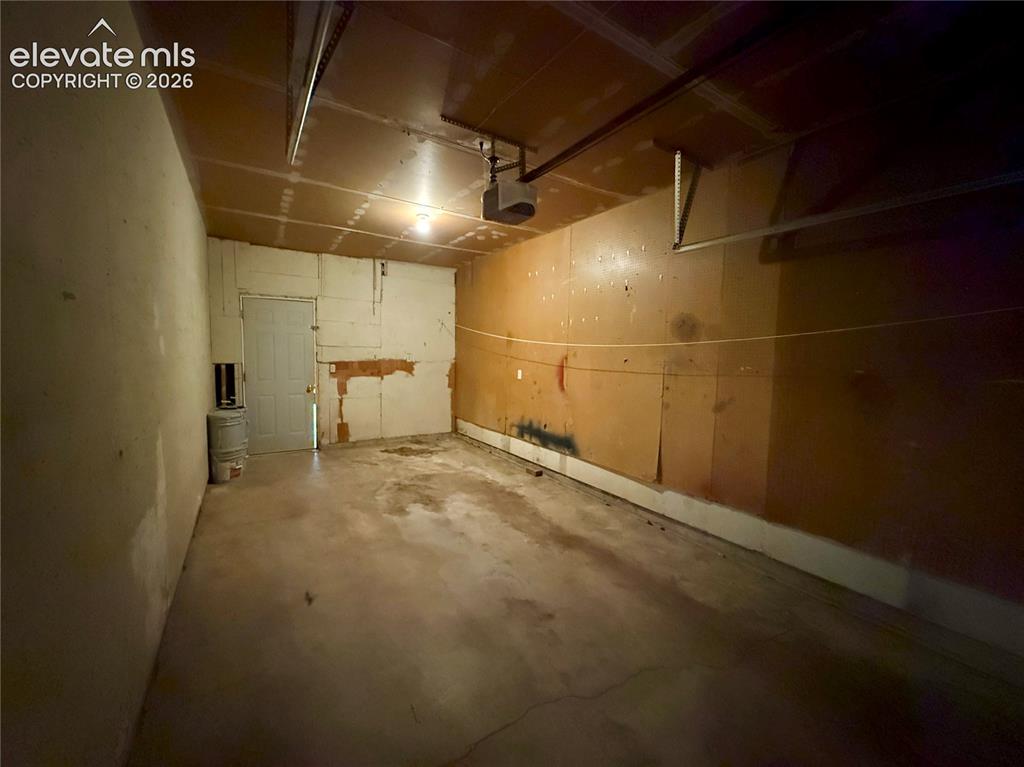 Image 19 of 20: Garage