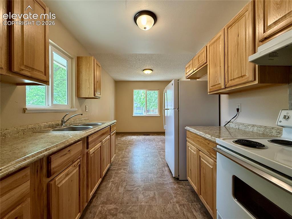 Image 7 of 20: Kitchen