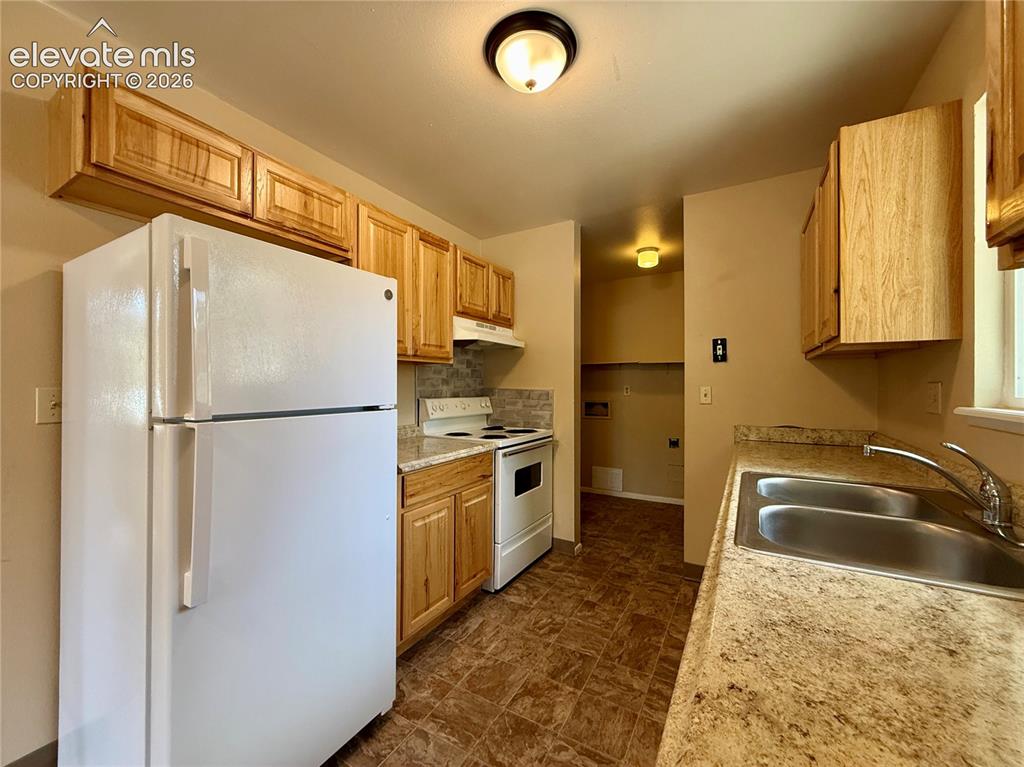 Image 8 of 20: Kitchen
