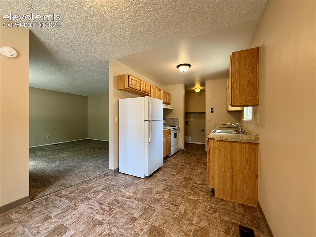 Image 9 of 20: Kitchen