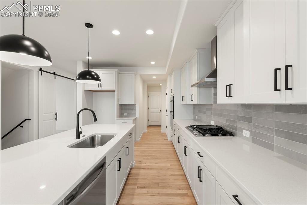 Image 7 of 15: Kitchen