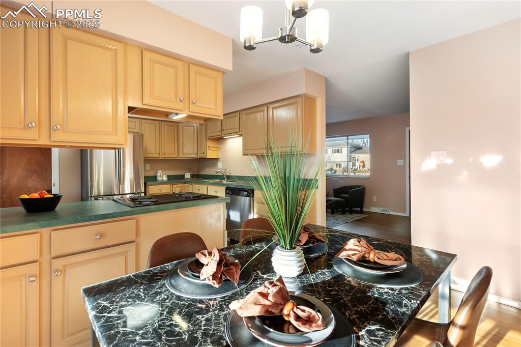 Image 15 of 38: Kitchen