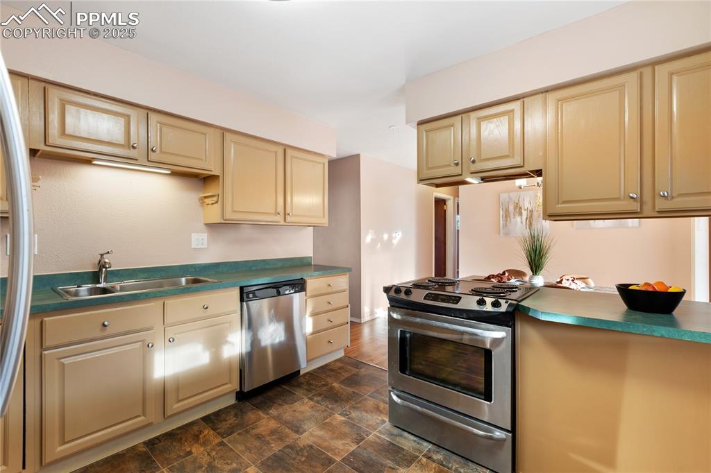 Image 17 of 38: Kitchen