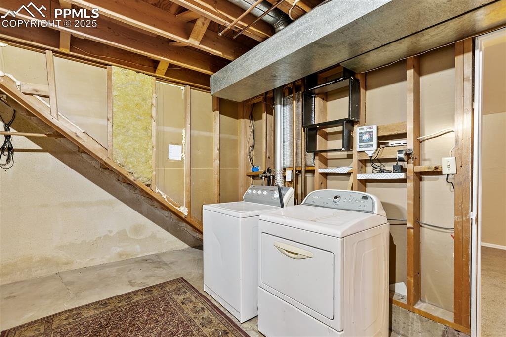 Image 35 of 38: Basement laundry includes w/d