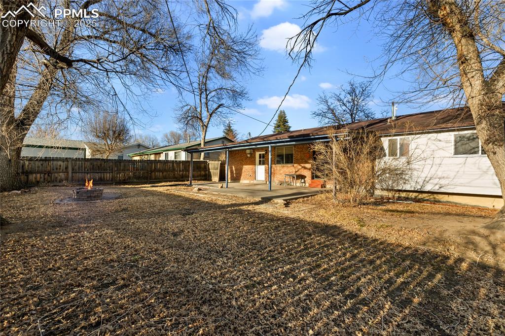Image 7 of 38: Another view of the spacious, level and fenced back yard.