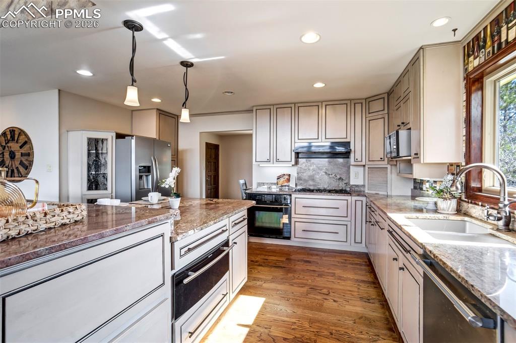 Image 12 of 50: Kitchen