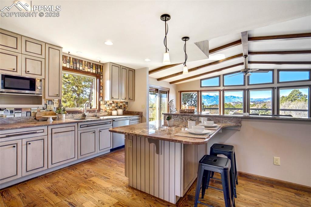 Image 14 of 50: Kitchen