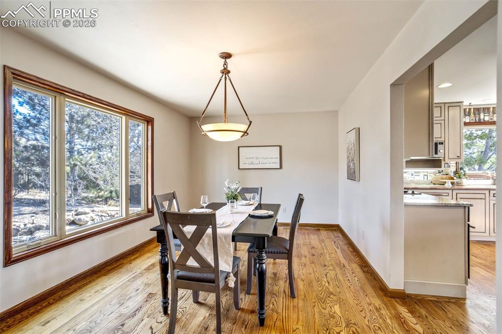 Image 17 of 50: Dining Area