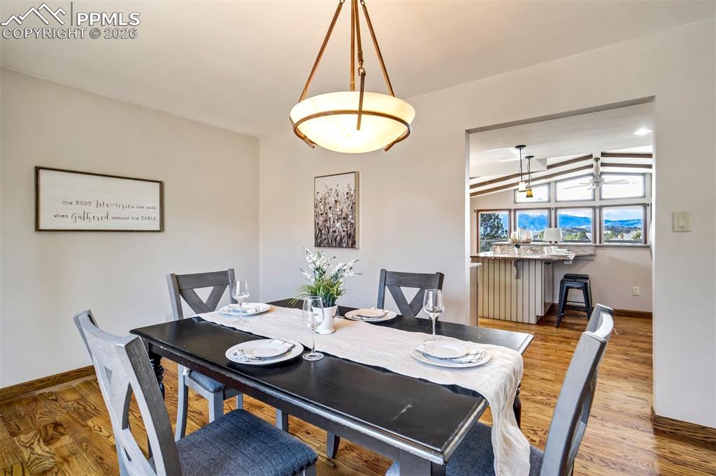 Image 18 of 50: Dining Area