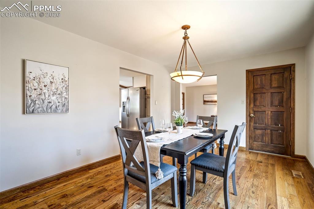 Image 19 of 50: Dining Area