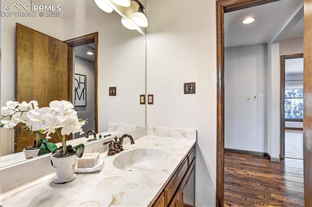 Image 23 of 50: Bathroom