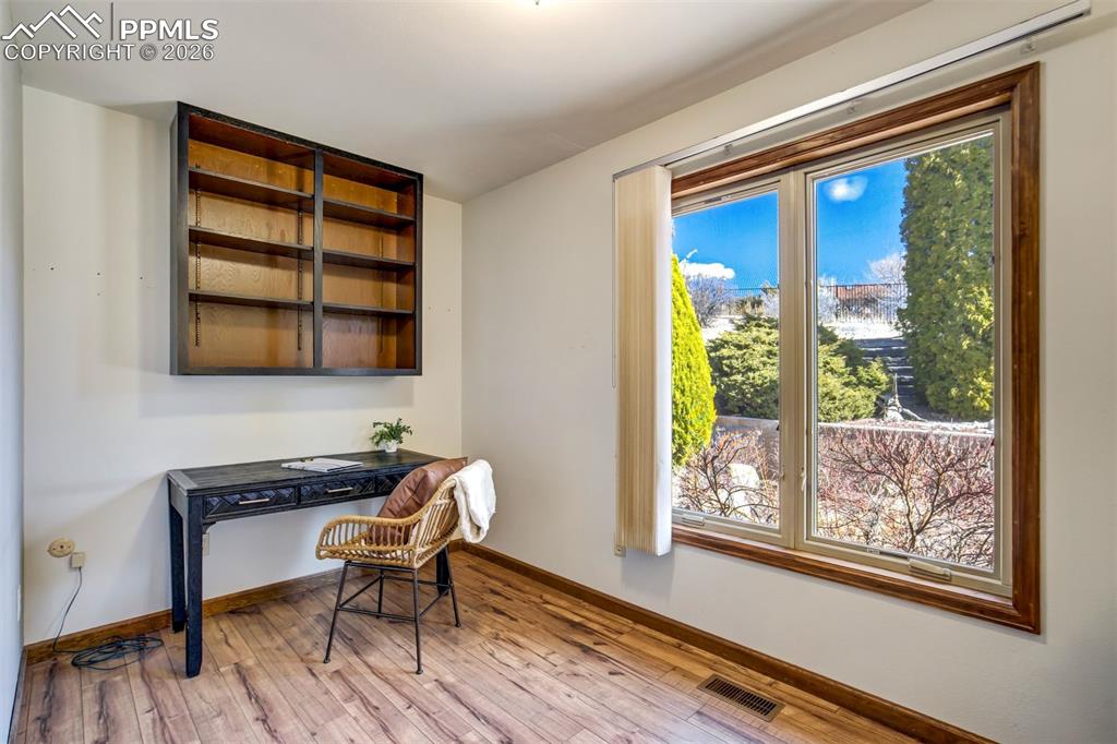 Image 33 of 50: Office