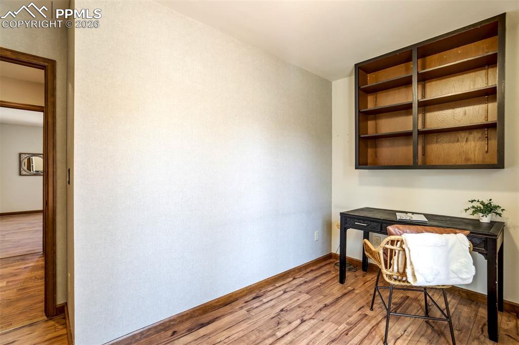 Image 34 of 50: Office