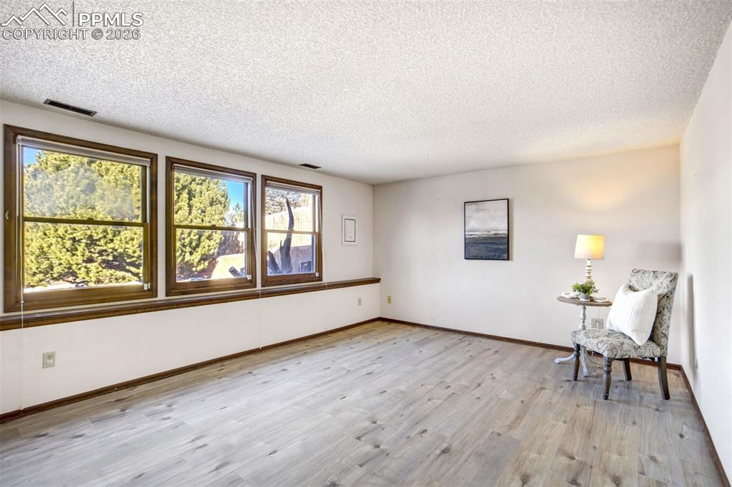 Image 36 of 50: Bedroom