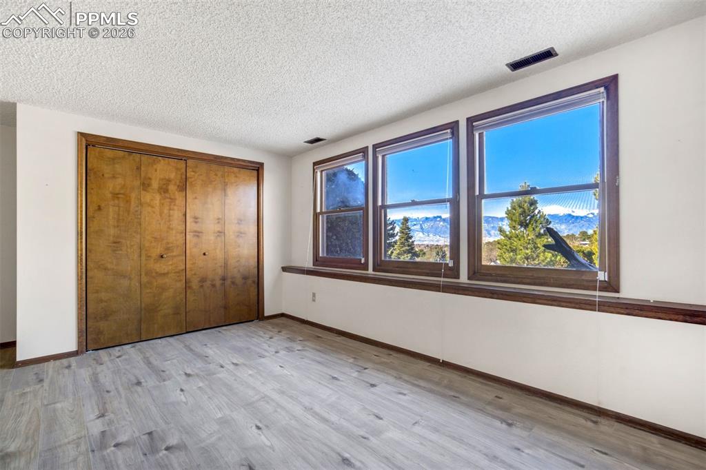 Image 37 of 50: Bedroom