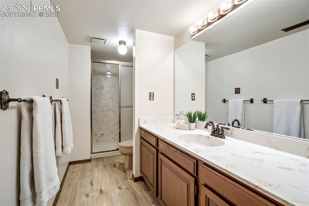 Image 38 of 50: Bathroom